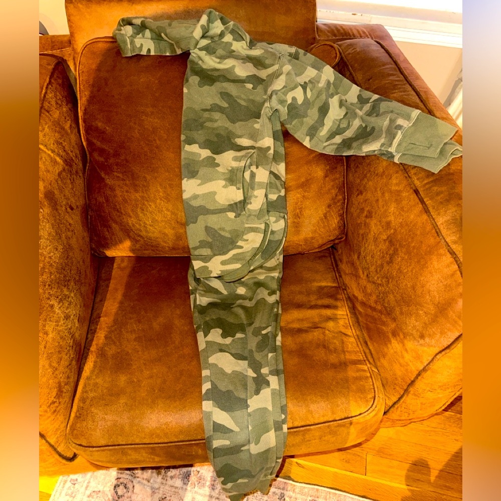 Old navy camo sweatsuit
